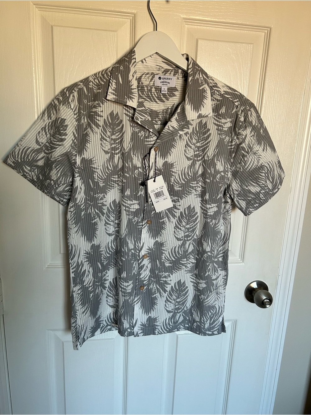 Sperry Men’s Gray and White Short-Sleeve Leaf Print Button-Down Shirt